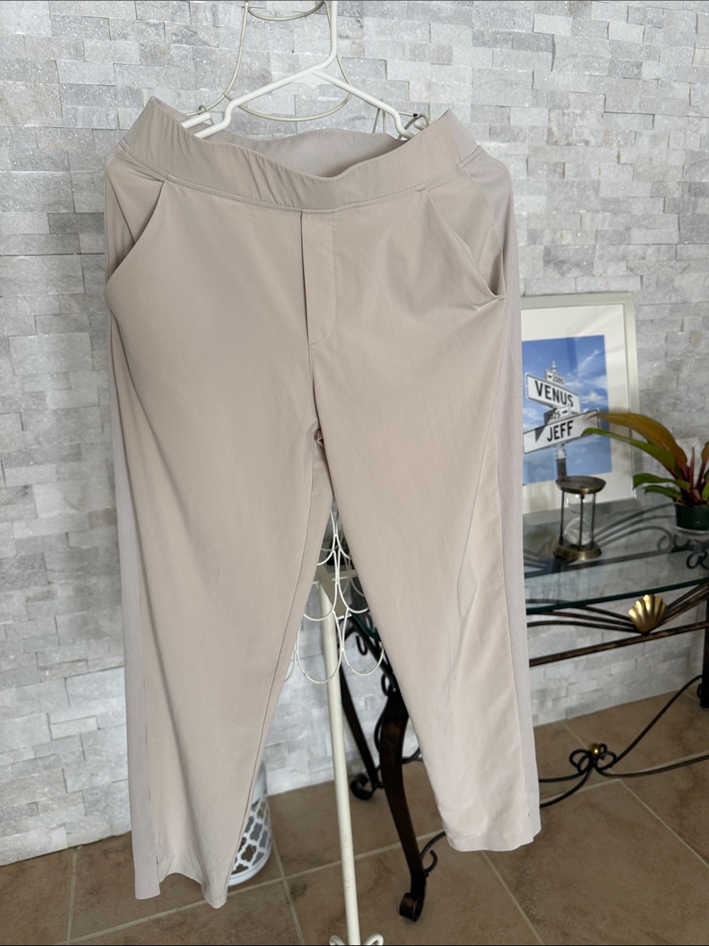 Athleta Brooklyn Textured Ankle Pants in Light Taupe size 8.